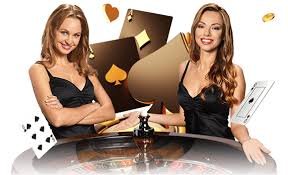 Meja Colok Naga live dealer dengan kartu dan chip taruhan